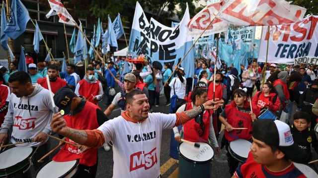 Protes Kenaikan Harga Bahan Pokok, Ribuan Warga Argentina Turun ke Jalan (6657)