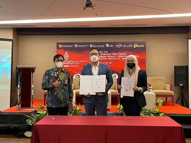 CEO ALAMI Group Dima Djani (tengah) menandatangani MoU yang disaksikan oleh Asisten Deputi Bidang Keuangan Inklusi dan Keuangan Syariah Kemenko Perekonomian RI Erdiriyo (kiri). Foto: Dok. ALAMI Group