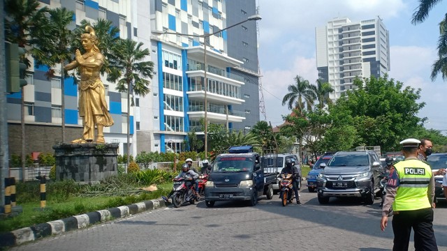 Polisi memantau arus lalu lintas di Jalan Ir Sukarno, Solo Baru, Sukoharjo. FOTO: Agung Santoso
