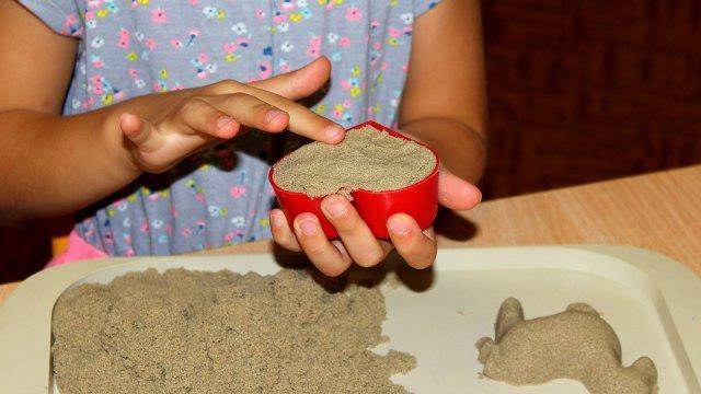 Cara Membuat Pasir Ajaib dan Slime Kinetic Sand dengan Bahan-Bahan Dapur (26968)