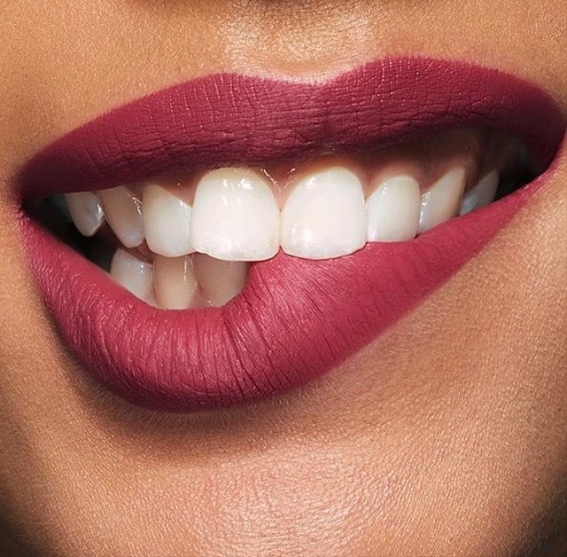 7 Rekomendasi Warna Lipstik yang Cocok untuk Bibir Gelap (18506)