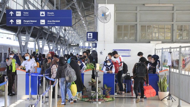 Situasi Stasiun Pasar Senen, Jumat (13/5/2022), menjelang long weekend libur Waisak. Foto: KAI DAOP 1