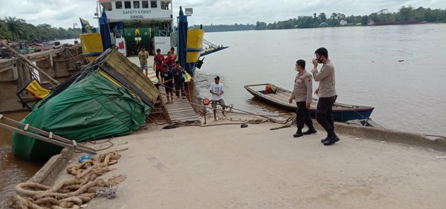 Bawa Muatan Berlebih, Truk Terbalik di Dermaga Feri Sungai Asam, Kalbar (117799)