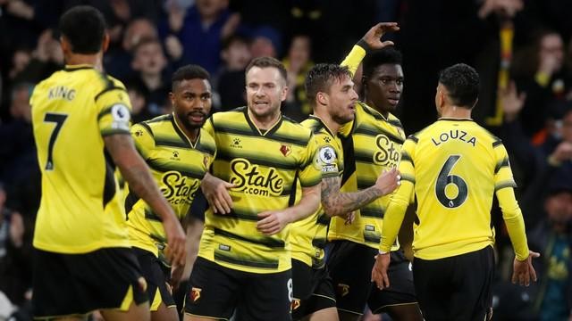 Pemain Watford Ismaila Sarr berselebrasi usai mencetak gol kedua mereka dengan rekan satu tim di Stadion Vicarage Road, Watford, Inggris, Sabtu (20/11). Foto: Action Images via Reuters/Matthew Childs