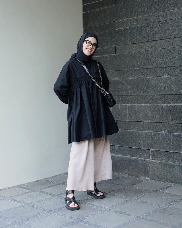 Bikin Nyaman Seharian, Ini 5 Ide Padu Padan Wide Leg Pants ala Selebgram (14728)