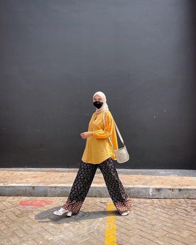 Bikin Nyaman Seharian, Ini 5 Ide Padu Padan Wide Leg Pants ala Selebgram (14727)
