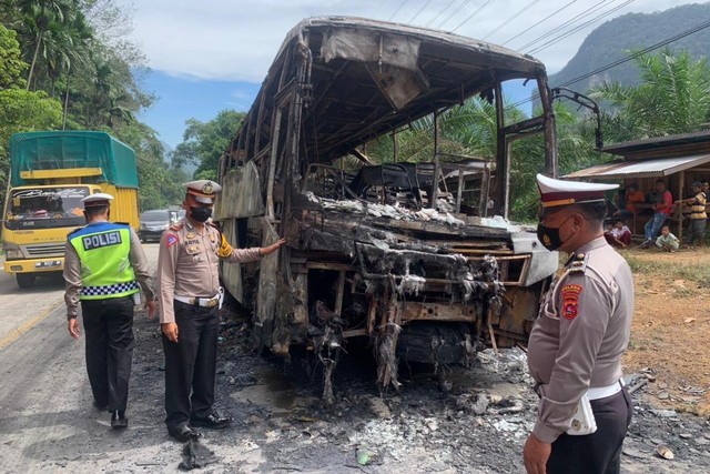 Bus ALS Rute Medan-Jakarta Terbakar di Sijunjung, Sumatera Barat, Jumat (13/5/2022). Foto: Dok. Istimewa