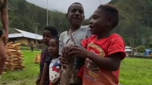 Anak-anak di Papua menyanyikan lagu Sungai Sambas Kebanjiran. Foto: Tangkapan Layar Instagram @sambasinformasi