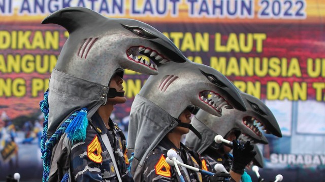 Sejumlah anggota Genderang Suling (GS) Gita Jala Taruna Akademi Angkatan Laut (AAL) beraksi saat upacara peringatan Hari Pendidikan TNI Angkatan Laut (Hardikal) ke-76 di Kodiklatal, Bumimoro, Surabaya, Jawa Timur, Jumat (13/5/2022). Foto: Didik Suhartono/ANTARA FOTO