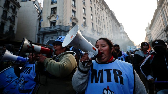 Para demonstran menyuarakan tuntutan terhadap pemerintahan Presiden Argentina Alberto Fernandez, di Buenos Aires, Argentina, Kamis (12/5/2022). Foto: Agustin Marcarian/REUTERS
