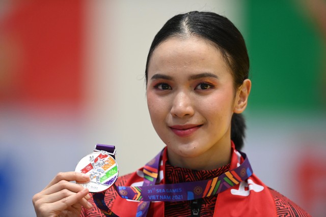 Atlet wushu putri Indonesia Nandhira Mauriskha berpose dengan medali perak yang diraihnya pada final Taolu Jian Shu Putri Wushu SEA Games 2021 Vietnam di Cau Giay Gymnasium, Hanoi, Vietnam, Jumat (13/5/2021). Foto: Zabur Karuru/ANTARA FOTO