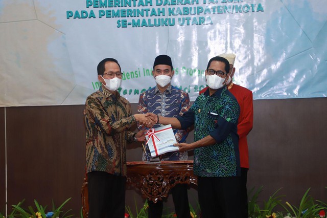 Jasri Usman, Wakil Wali Kota Ternate, saat menerima predikat WTP dari BPK. Foto: Istimewa
