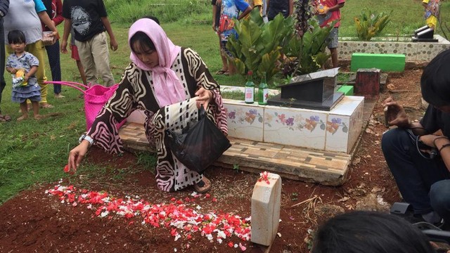 Kalina Oktarani di TPU Ciputat, Tangerang Selatan, Jumat (13/5/2022). Foto: Giovanni/kumparan