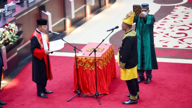 Pelantikan dan pengambilan sumpah Saiful Bahri alias Pon Yaya sebagai Ketua DPR Aceh sisa masa jabatan 2019-2024, Jumat (13/5). Foto: Suparta/acehkini