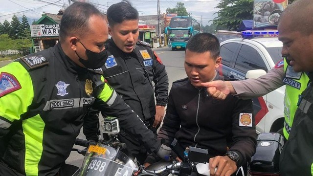 Polres Bogor tangkap seorang polisi gadungan di kawasan Puncak, Bogor, Jawa Barat pada Jumat (13/5/2022). Foto: Dok. Istimewa