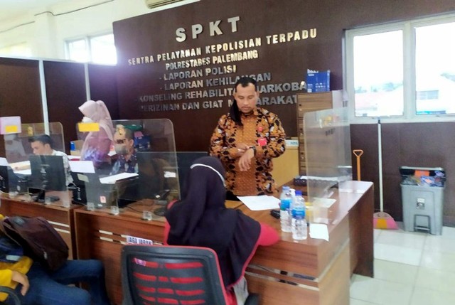 Ibu korban saat membuat laporan ke SPKT Polrestabes Palembang. (ist)