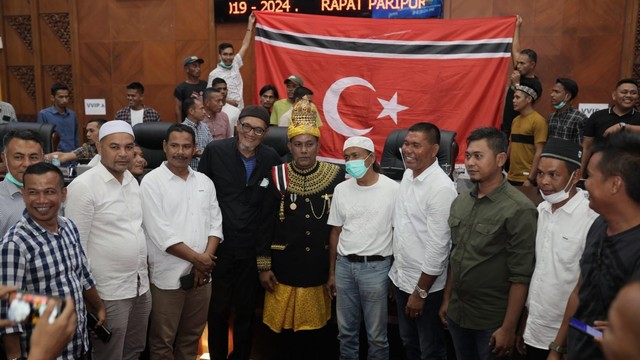Bendera Bintang Bulan Berkibar Seusai Pelantikan Ketua DPR Aceh (206816)