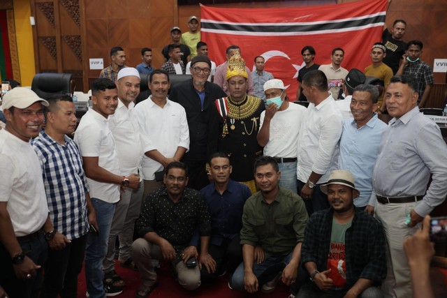 Bendera Bintang Bulan Berkibar Seusai Pelantikan Ketua DPR Aceh (206817)