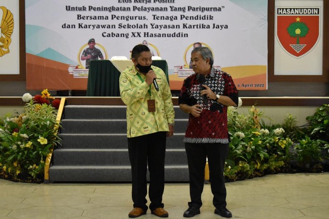Dr Aqua Dwipayana (kanan) saat Sharing Komunikasi dan Motivasi di lingkungan Yayasan Kartika Jaya Cabang XX Kodam XIV/Hasanuddin. Foto: dok