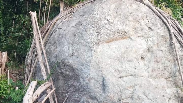 Batu besar berada di Jalan Poros Tolitoli-Buol di Dusun Mamunu Desa Lingadan Kecamatan Dako Pemean Kabupaten Tolitoli, Sulteng yang dikait-kaitkan dengan hilangnya dokter Faisal. Foto: Istimewa