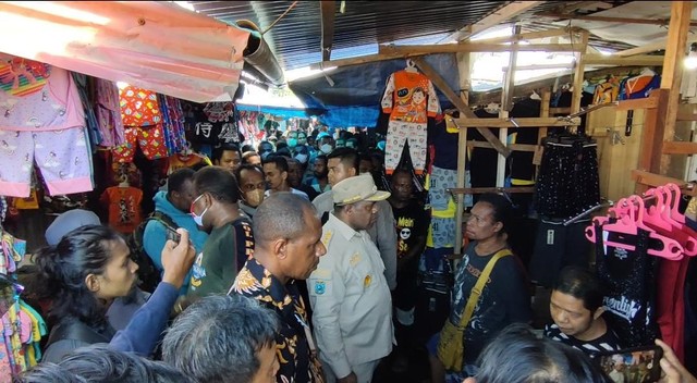 Bupati Manokwari berbincang dengan para pedagang di Pasar Wosi Manokwari
