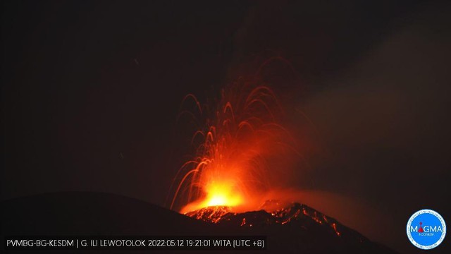 Keterangan foto: Lontaran lava pijar gunung api Ile Lewotolok di Kabupaten Lembata. Sumber foto: istimewa.