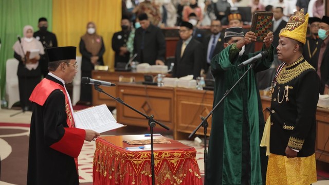 Foto: Suasana Pelantikan Saiful Bahri Sebagai Ketua DPR Aceh (44697)