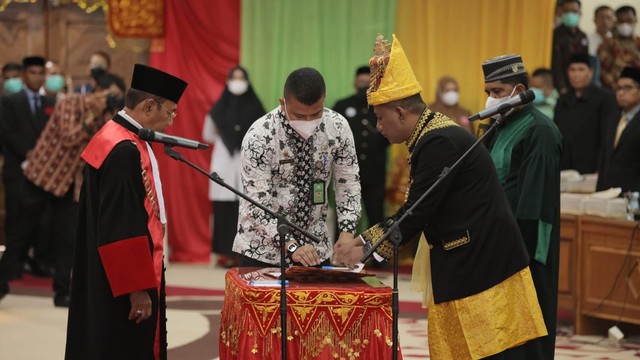 Foto: Suasana Pelantikan Saiful Bahri Sebagai Ketua DPR Aceh (44698)