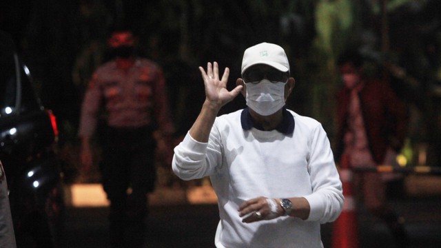 Walikota Ambon Richard Louhennapessy melambaikan tangan saat tiba di Gedung KPK Merah Putih, Jakarta, Jumat (13/5/2022). Foto: Reno Esnir/ANTARA FOTO