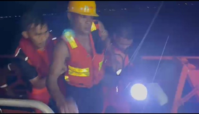 Korban (helm kuning) saat dievakuasi Tim Rescue Basarnas Ternate. Foto: Tangkapan layar video Basarnas Ternate. 