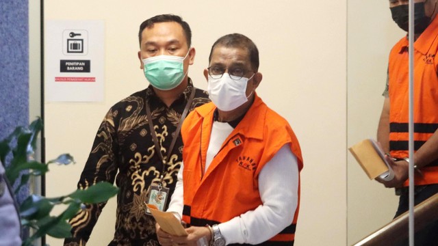 Wali Kota Ambon Richard Louhennapessy mengenakan rompi tahanan KPK usai menjalani pemeriksaan di Gedung KPK Merah Putih, Jakarta, Jumat (13/5/2022). Foto: Reno Esnir/ANTARA FOTO