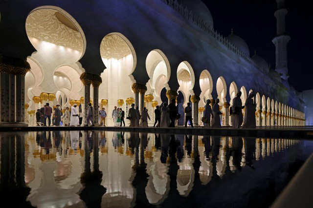 Umat muslim usai melakukan salat ghaib untuk Presiden UEA Sheikh Khalifa bin Zayed Al-Nahyan, di Masjid Agung Sheikh Zayed di Abu Dhabi, Uni Emirat Arab, Jumat (13/5/2022). Foto: Karim Sahib/AFP
