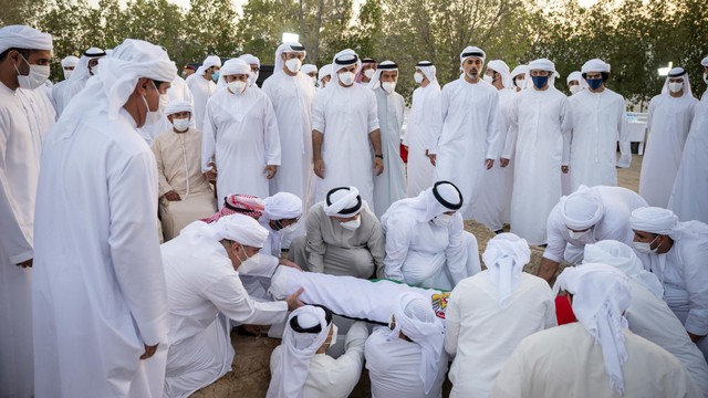 Putra Mahkota Abu Dhabi, MBZ, Turut Gotong dan Makamkan Jenazah Sheikh Khalifa (4)