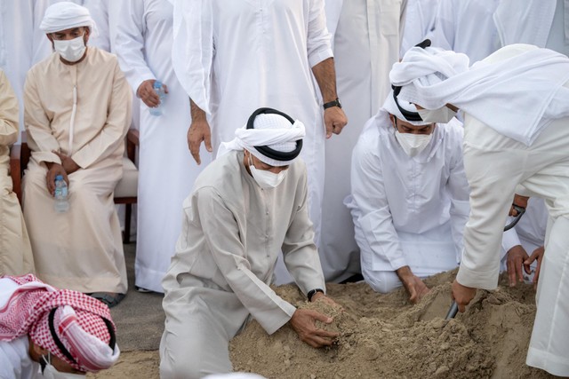 Putra Mahkota Abu Dhabi, MBZ, Turut Gotong dan Makamkan Jenazah Sheikh Khalifa (3)