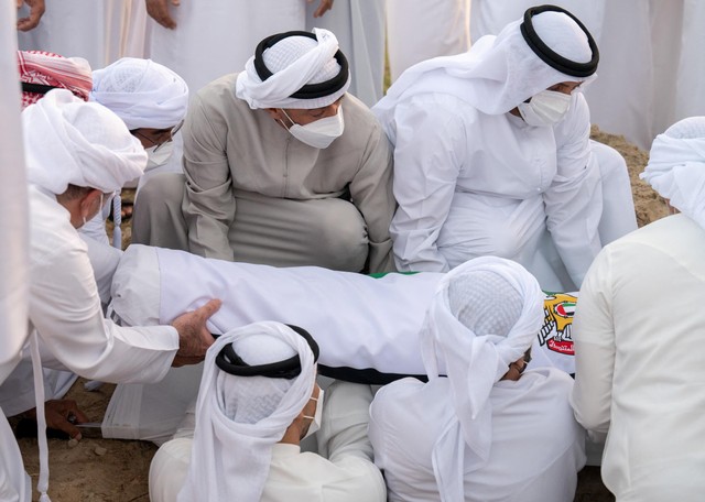 Putra Mahkota Abu Dhabi, MBZ, Turut Gotong dan Makamkan Jenazah Sheikh Khalifa (2)