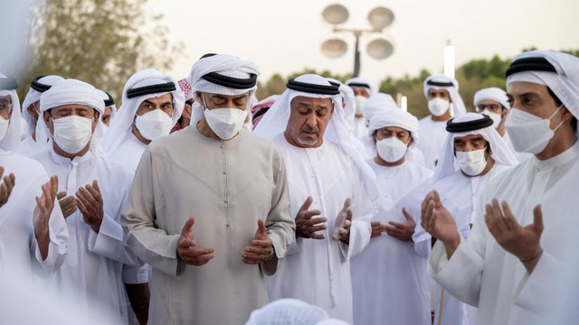 Putra Mahkota Abu Dhabi, MBZ, Turut Gotong dan Makamkan Jenazah Sheikh Khalifa (5)