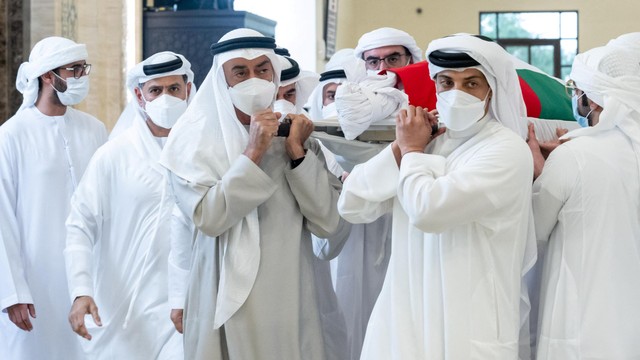Putra Mahkota Abu Dhabi Sheikh Mohammed bin Zayed Al Nahyan membawa jenazah mendiang Presiden Uni Emirat Arab Sheikh Khalifa bin Zayed Al Nahyan saat pemakamannya, di Abu Dhabi, Uni Emirat Arab, Jumat (13/5/2022). Foto: Kementerian Kepresidenan/Handout via REUTERS