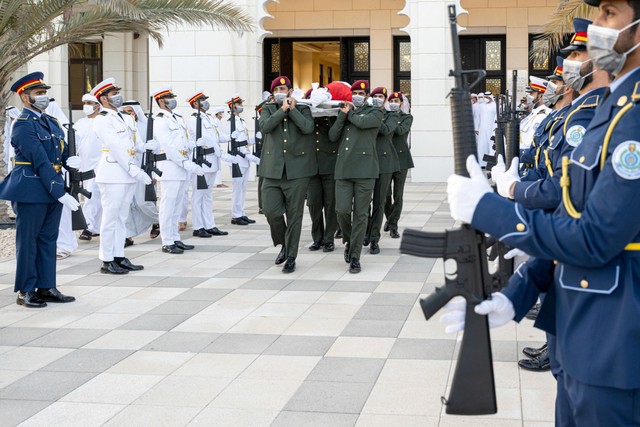 Putra Mahkota Abu Dhabi, MBZ, Turut Gotong dan Makamkan Jenazah Sheikh Khalifa (1)
