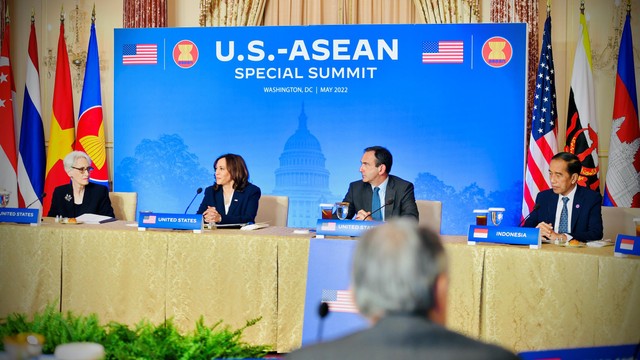 Presiden Joko Widodo (kanan) saat hadiri ASEAN-US Working Lunch dengan Wapres AS Kamala Harris, di Departemen Luar Negeri AS, Washington DC, AS, Jumat (13/5/2022). Foto: Laily Rachev/Biro Pers Sekretariat Presiden