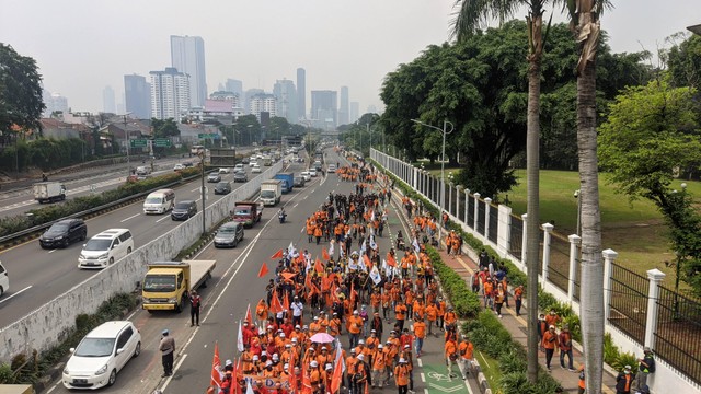 Massa buruh tiba di depan Gedung DPR RI, Sabtu (14/5/2022). Foto: Jonathan Devin/kumparan