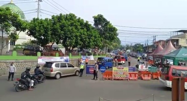 Penerapan ganjil genap di Cianjur bagi kendaraan menuju Puncak, Cipanas, Sabtu (14/5/2022). Foto: Dok. Istimewa
