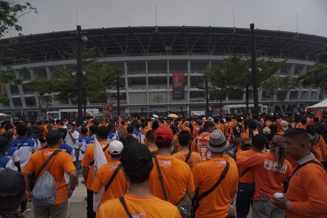 Foto: Ribuan Buruh Memasuki Stadion Utama Gelora Bung Karno (45757)