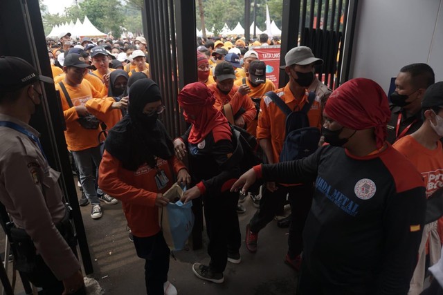 Buruh diperiksa sebelum memasuki kawasan Stadion Utama Gelora Bung Karno (SUGBK), Senayan, Jakarta, Sabtu (14/5/2022). Foto: Jamal Ramadhan/kumparan