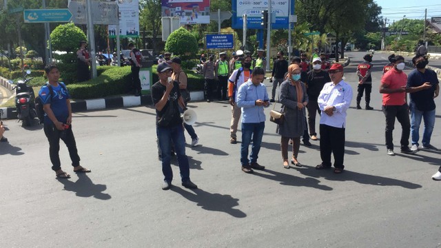 Sejumlah pekerja yang tergabung dalam Aliansi Buruh Aceh (ABA) dan beberapa organisasi pekerja di Aceh, mengadakan aksi unjuk rasa memperingati May Day atau Hari Buruh 2022. Foto: Zuhri Noviandi/kumparan