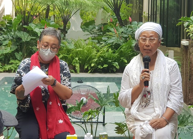 Bude Novi (kiri) dari Panitia Bali Spirit Festival bersama Savitri Devi, salah satu guru Yoga yang akan menjadi pengisi materi BSF - LSU