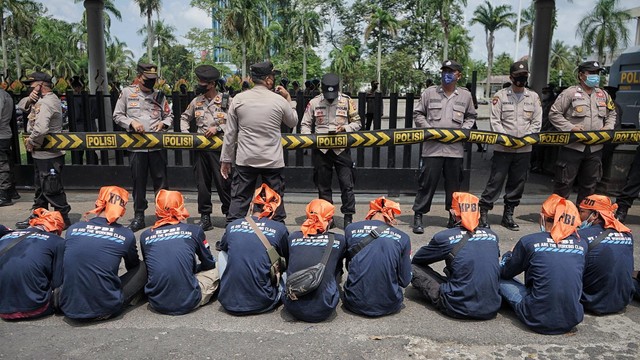 Foto: Ratusan Buruh Gelar Aksi May Day di Depan Gedung DPRD Sumsel (51159)