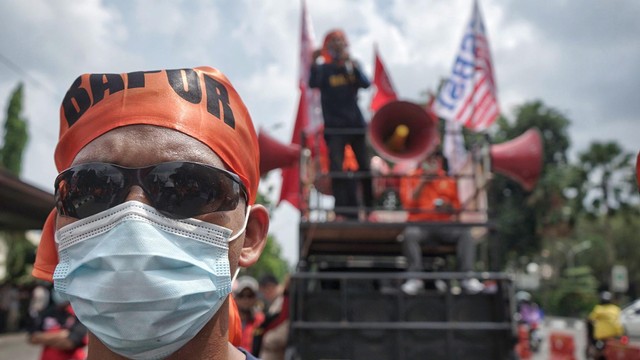 Foto: Ratusan Buruh Gelar Aksi May Day di Depan Gedung DPRD Sumsel (51160)