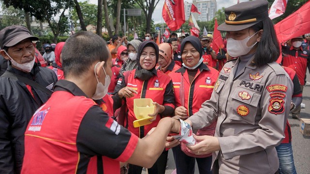 Foto: Ratusan Buruh Gelar Aksi May Day di Depan Gedung DPRD Sumsel (51162)