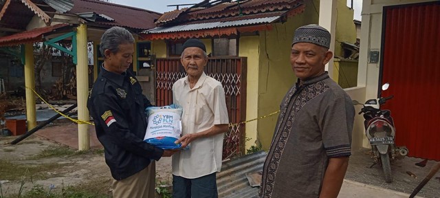 Penyerahan bantuan oleh TBM PLN Singkawang. Foto: Dok. PLN Singkawang