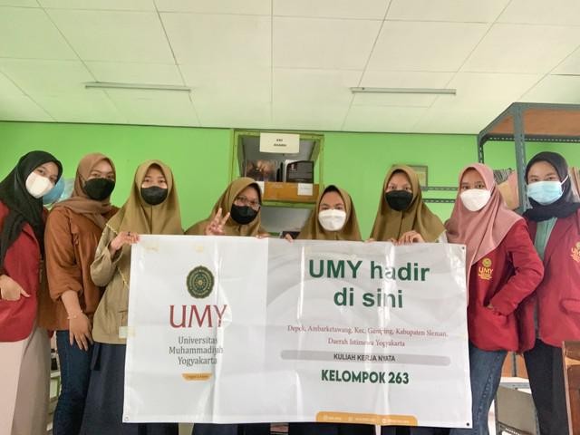 Foto bersama antara anggota KKN dengan siswi SMK Muhammadiyah Gamping. Kredit Foto: Anggota kelompok KKN 263 UMY.